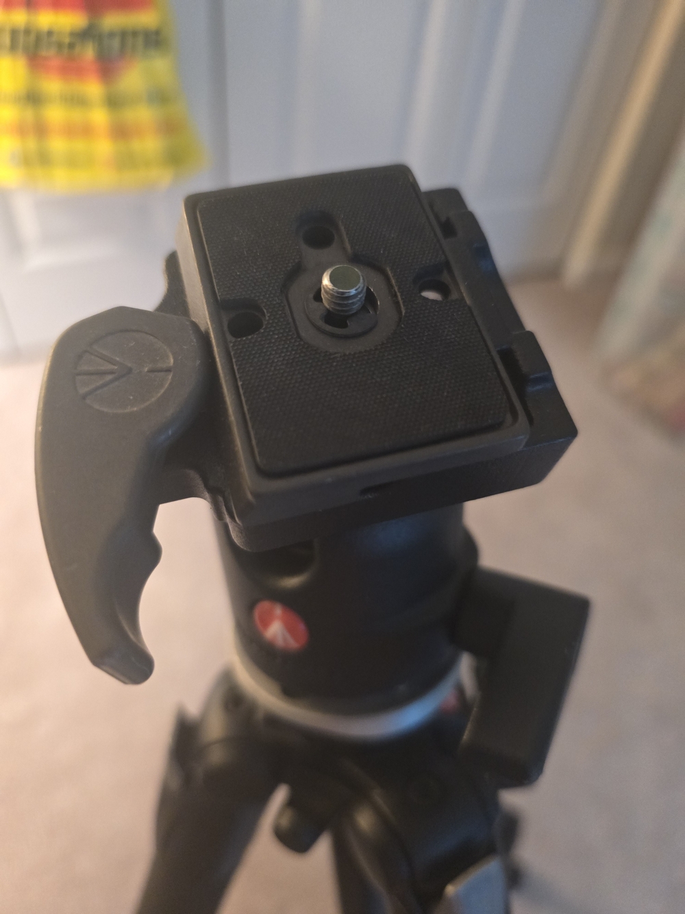 Manfrotto Black Camera Tripod - Lightweight Professional Support - Picture 3 of 6